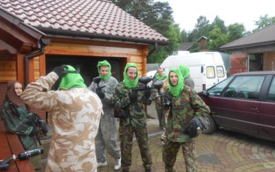 Pirszoroczni grają w paintball