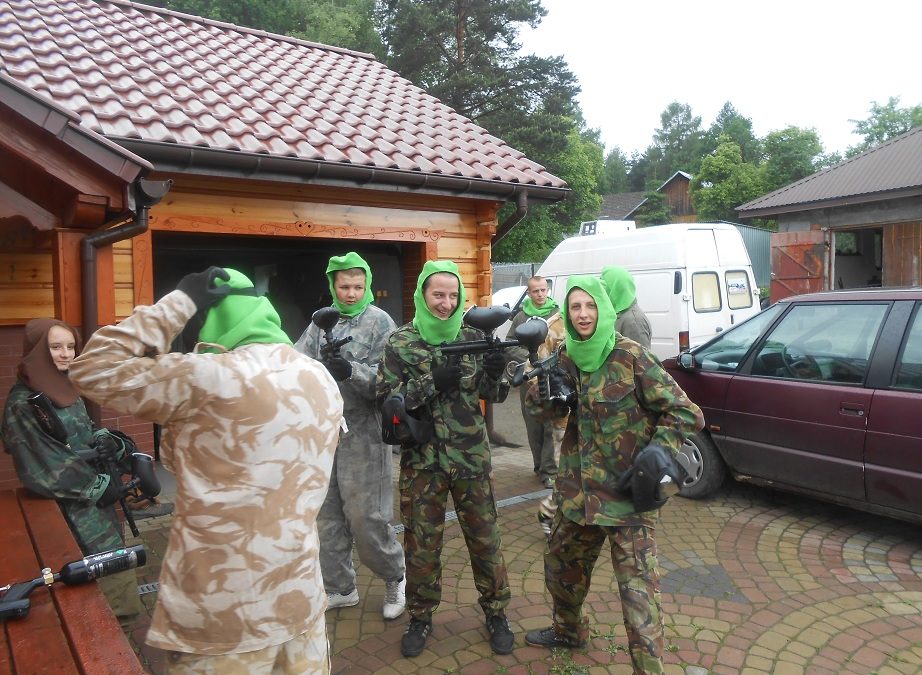 Pirszoroczni grają w paintball