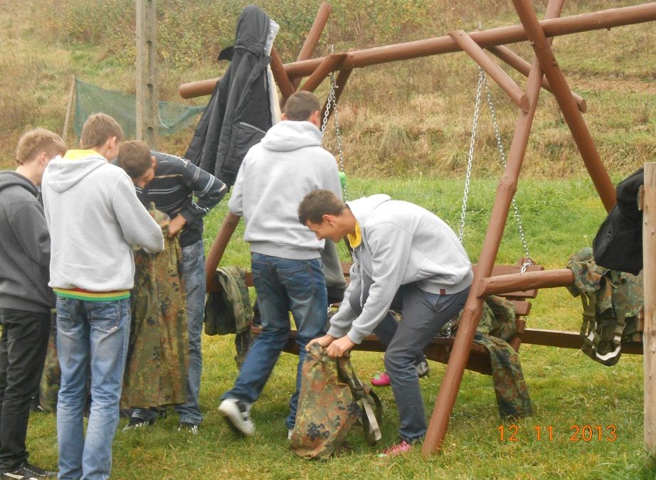 Pierwszaki grają w paintball